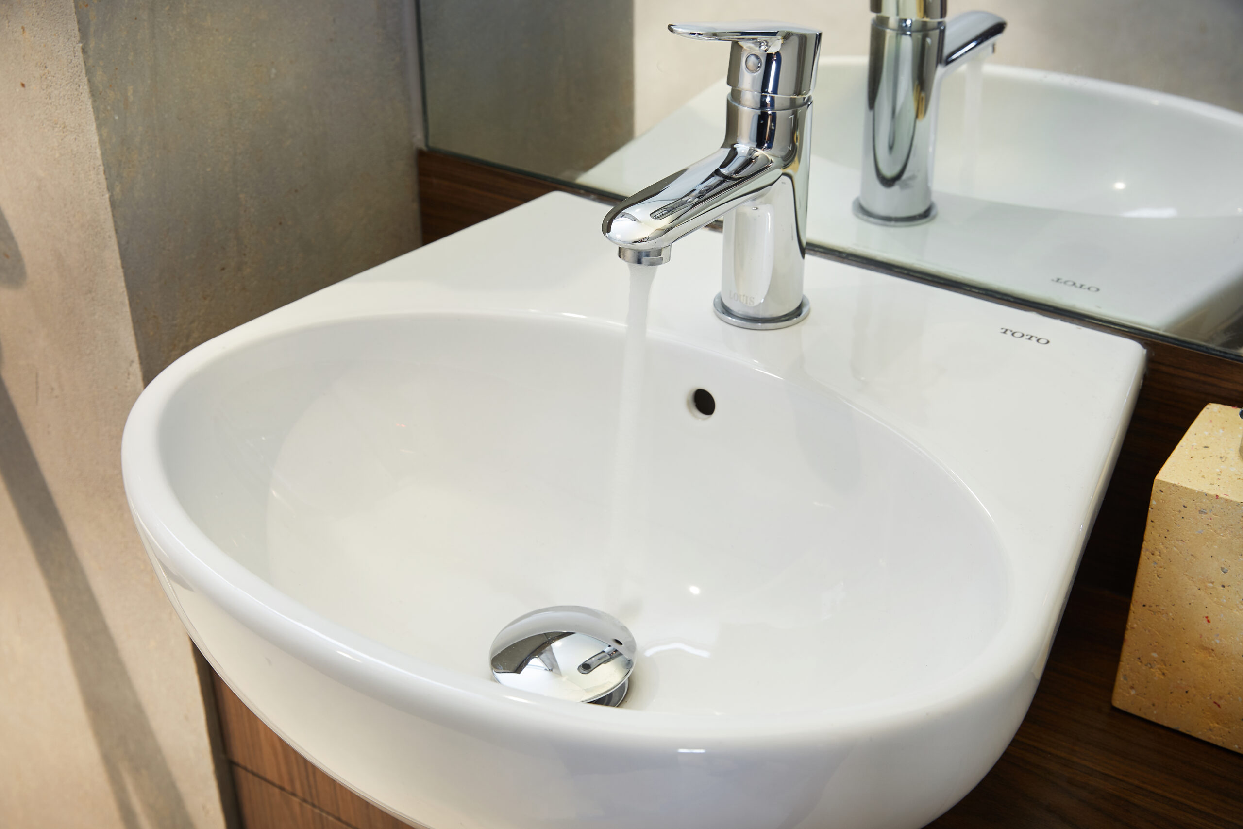Basin Size and Depth: Less Splash, Less Mess